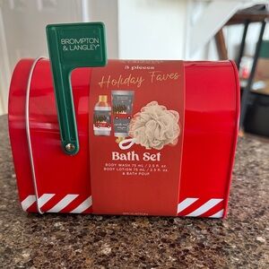 Red Holiday Faves Bath Set